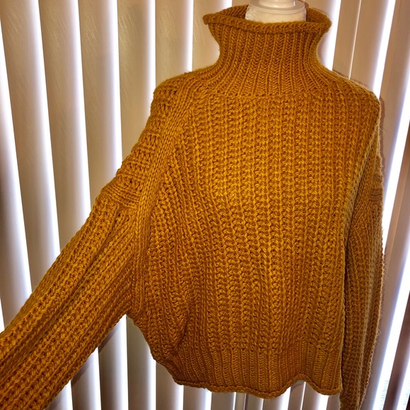 H&M SWEATER - Picture 2 of 4